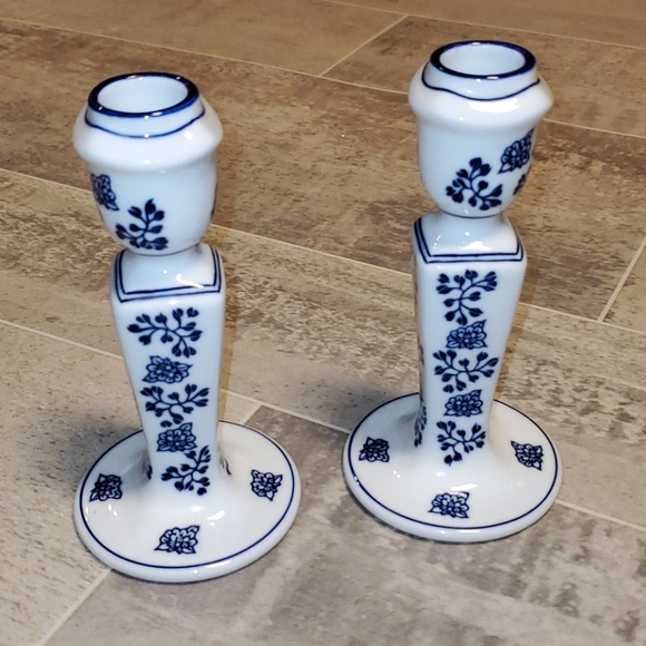 EUC Porcelain White w/Blue Flowers Candle …